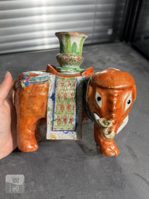 清晚期广彩太平有象烛台 - 图2